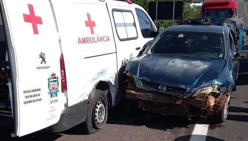 Durante fuga, homem bate carro lotado de maconha em ambulância que transportava mulher em trabalho de parto