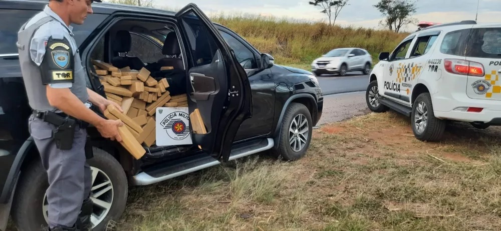 Motorista abandona caminhonete de luxo lotada com mais de 1 tonelada de maconha em rodovia e foge a pé de abordagem policial