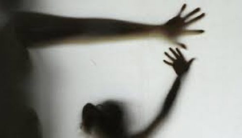 Adolescente é abordada por homem, arrastada pelos cabelos e estuprada dentro de banheiro abandonado