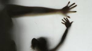 Adolescente é abordada por homem, arrastada pelos cabelos e estuprada dentro de banheiro abandonado