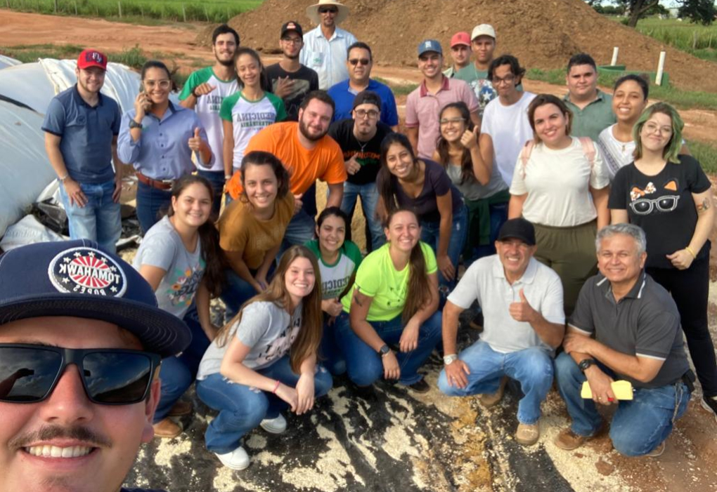 Alunos de Medicina Veterinária fazem visita  técnica ao setor de pecuária da Camda