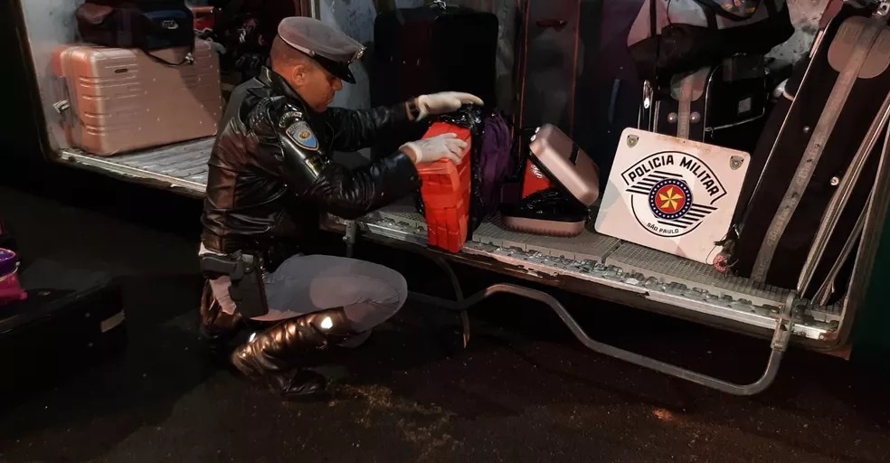 Passageira de ônibus acaba presa após fiscalização policial encontrar 19kg de maconha em bagagens