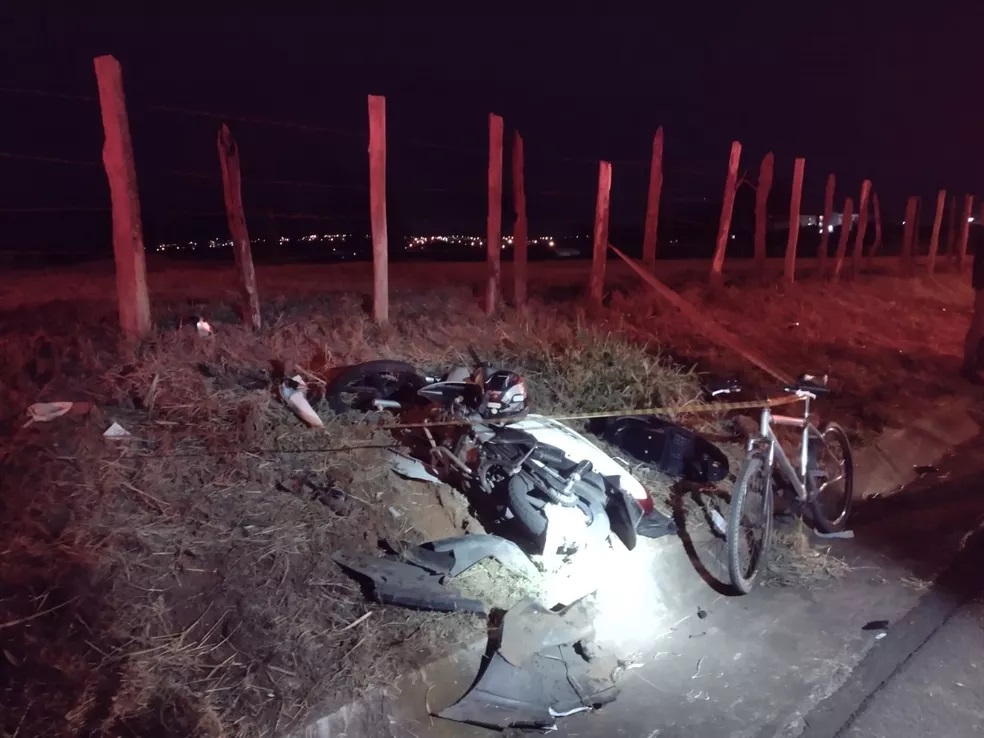 Dois homens ficam feridos após motorista invadir pista contrária e atingir motocicleta e bicicleta