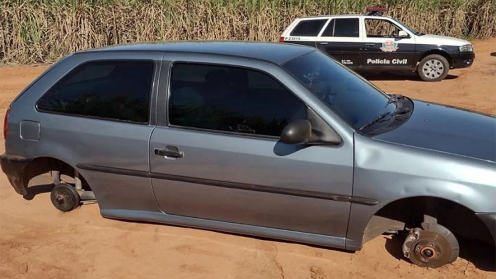 Veículo furtado durante o rodeio de Iacri é encontrado sem os pneus em canavial de Parapuã