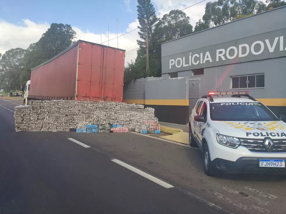 Polícia Rodoviária apreende grande quantidade de maconha escondida em meio a carga de móveis