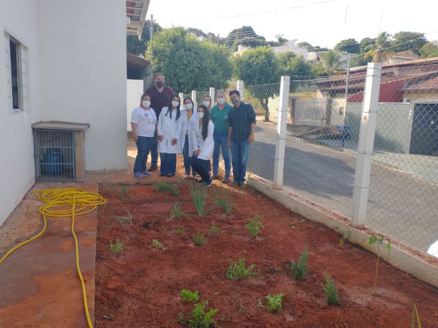 Parceria entre Secretaria de Saúde e SAAMA resulta na implantação de uma horta na UBS do Jardim Brasil