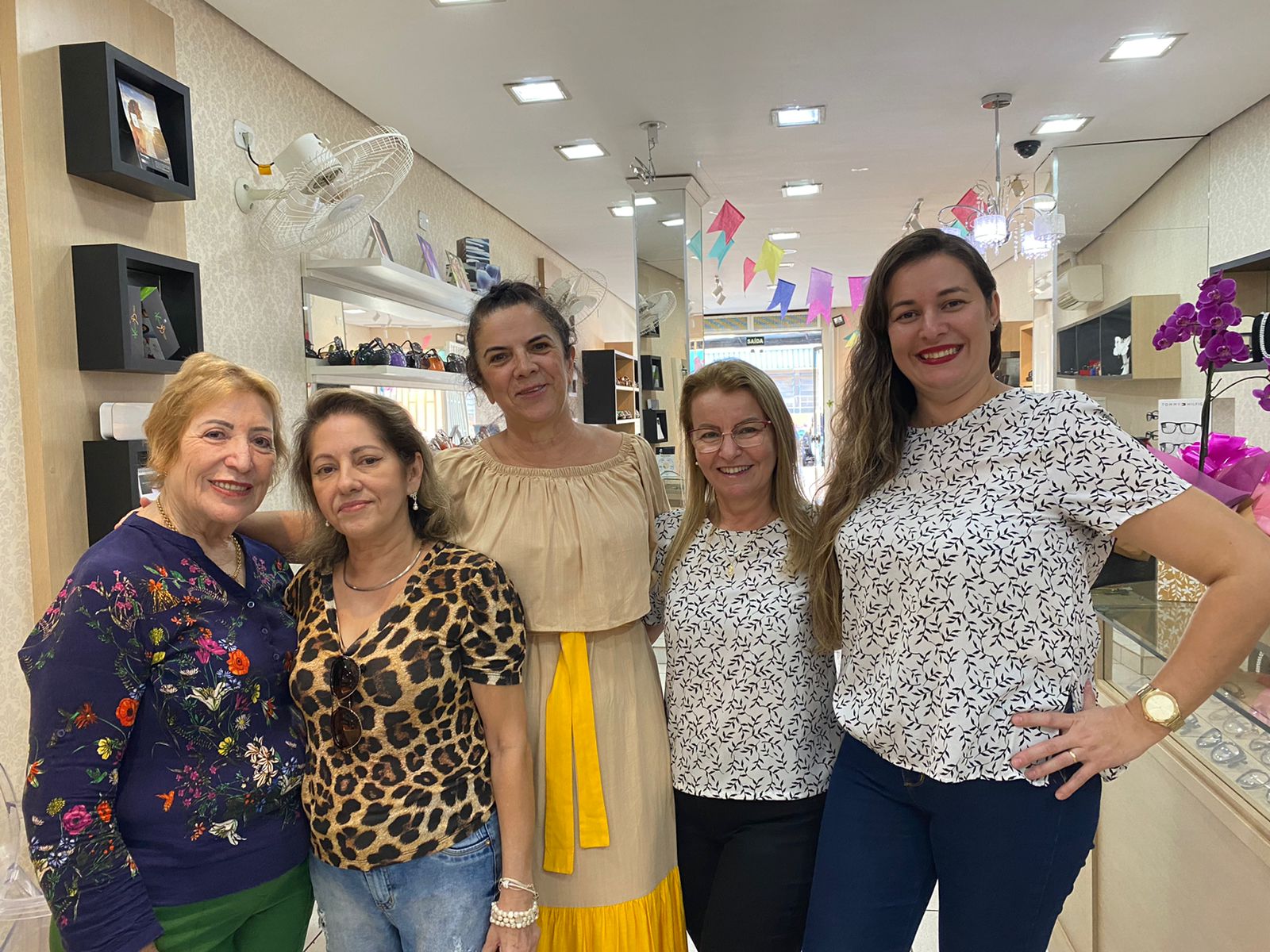 Ótica Visão em Lucélia, recepciona amigos com café da tarde junino.