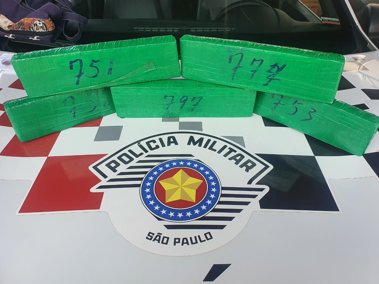 Mulher é presa em Adamantina com cinco tijolos de maconha