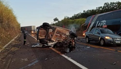 Acidente grave entre carro e caminhão na SP-294 em Adamantina mata uma pessoa