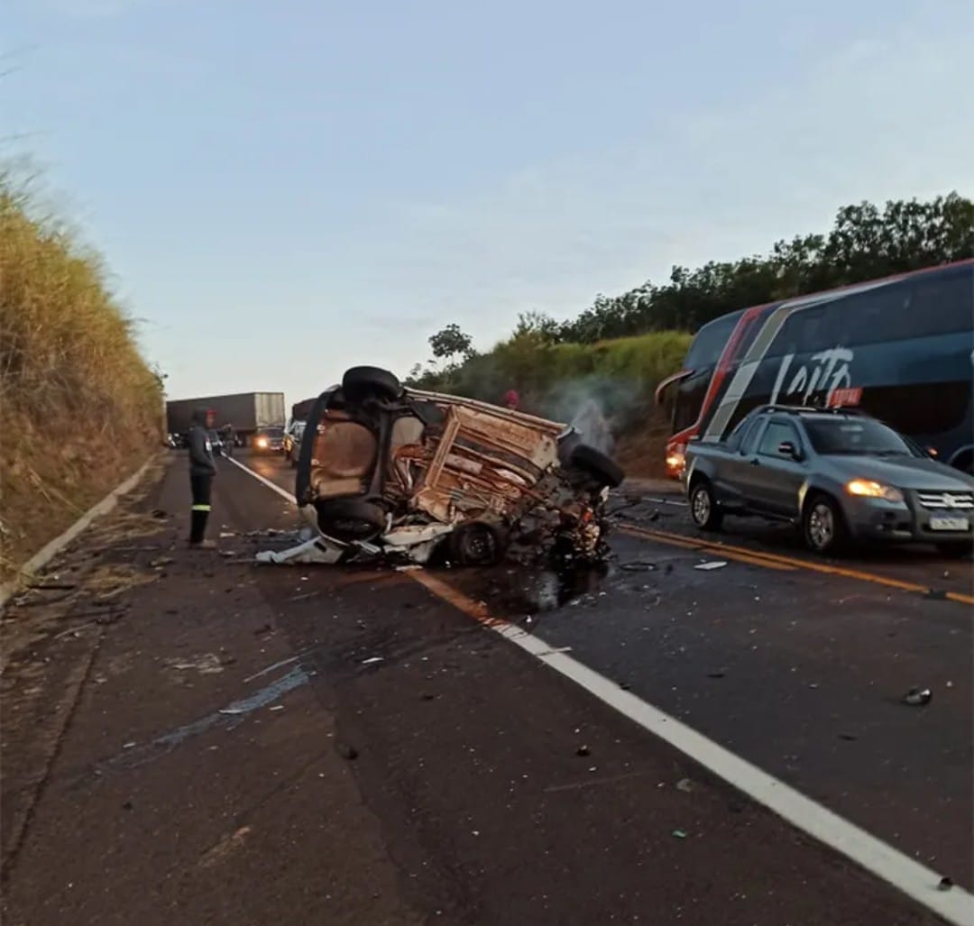 Acidente grave entre carro e caminhão na SP-294 em Adamantina mata uma pessoa