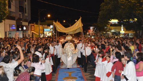 Com Missa campal e procissão, paróquias celebram Corpus Christi dia 16