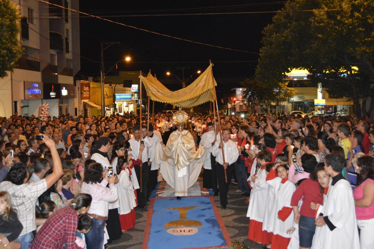 Com Missa campal e procissão, paróquias celebram Corpus Christi dia 16