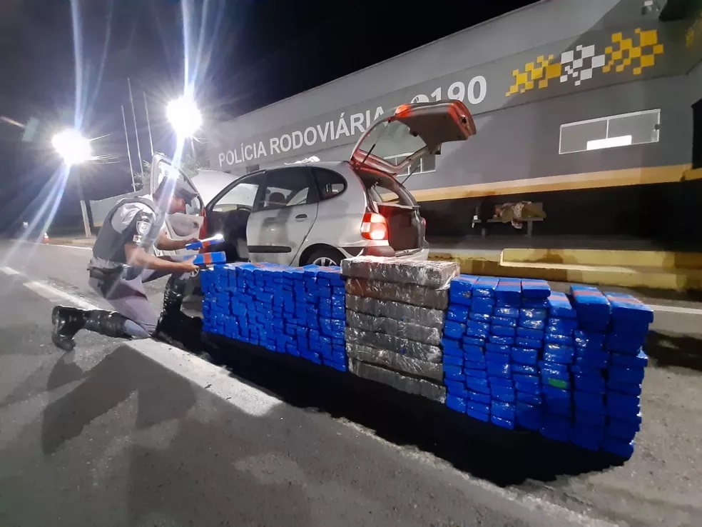 Casal transporta mais de 300kg de maconha em carro e acaba preso durante abordagem policial na SP-425