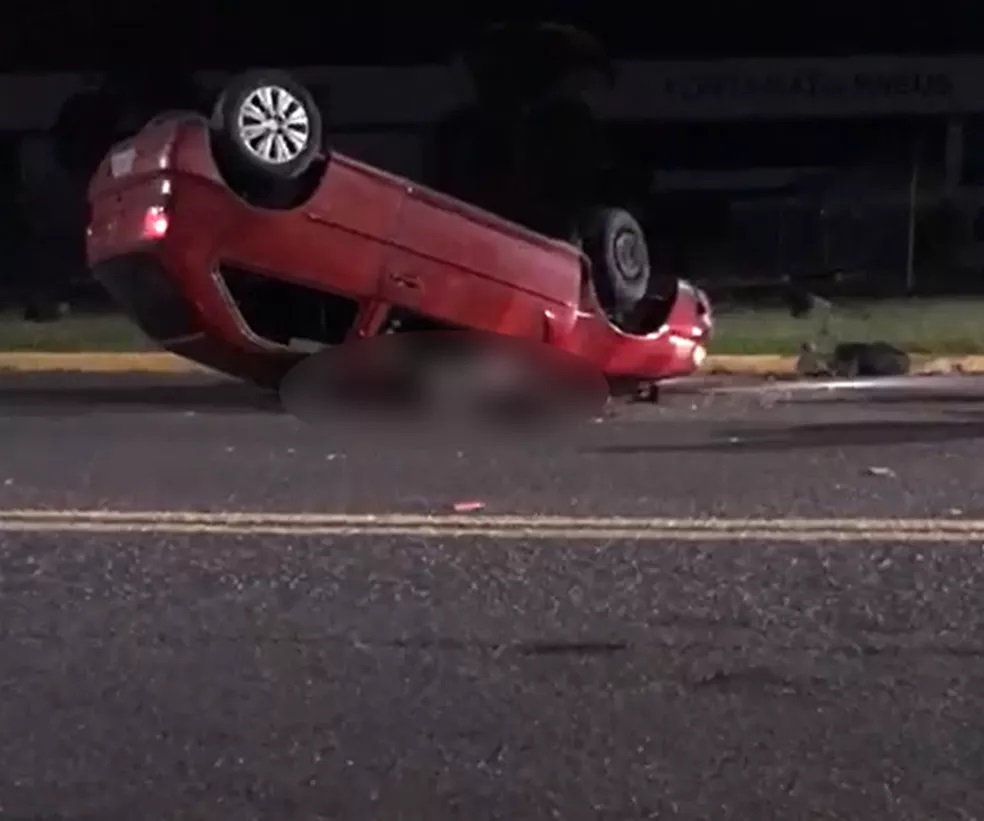 Homem espera resgate deitado do lado de fora do veículo após capotamento em Lucélia