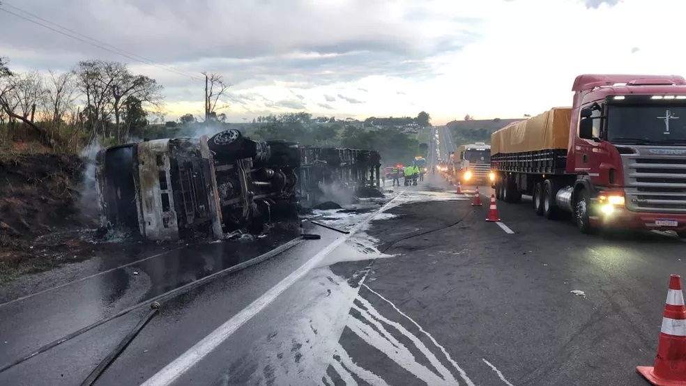 Tombamento de carreta carregada com farinha de trigo dificulta trânsito na Rodovia Assis Chateaubriand