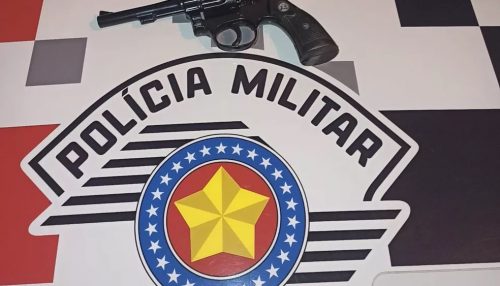 Policiais militares encontram portão de residência aberto e, durante vistoria no imóvel, apreendem revólver em sofá no quintal