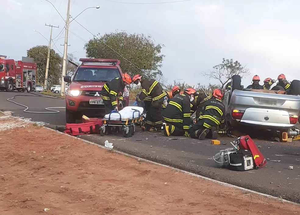 Rapaz fica gravemente ferido após carro bater em poste e tombar na Avenida Juscelino Kubitschek