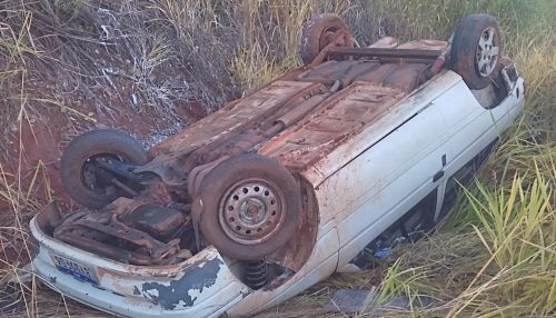 Motorista fica ferido após carro colidir em caminhão, sair da pista e capotar