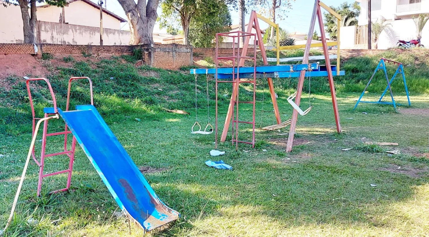 Em estado precário de manutenção, pelo menos cinco parquinhos infantis do município precisam de reforma