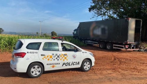 Caminhão que transportava óleo de soja embalado é roubado e abandonado sem a carga às margens da SP-421