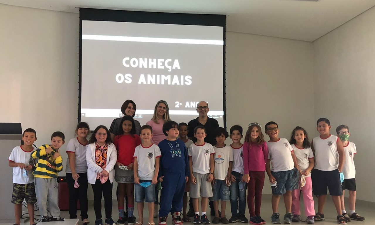 Alunos do 2º ano da EMEF Navarro de Andrade vivenciam “mundo dos youtubers” em atividade realizada em sala de aula