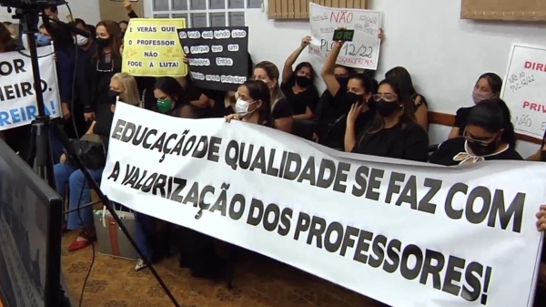 Sob protestos de professores, Câmara aprova por 5x4 projeto de lei que atinge categoria