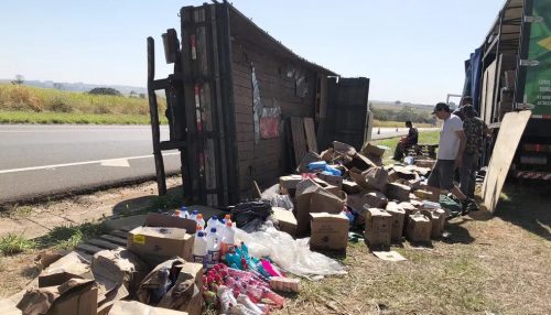 Luzes altas prejudicam visibilidade de motorista e provocam tombamento de caminhão em Parapuã