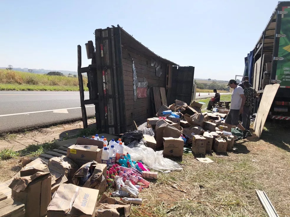Luzes altas prejudicam visibilidade de motorista e provocam tombamento de caminhão em Parapuã