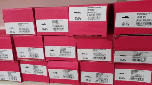 Fundo Social de Solidariedade de Adamantina realiza bazar para venda de chinelos