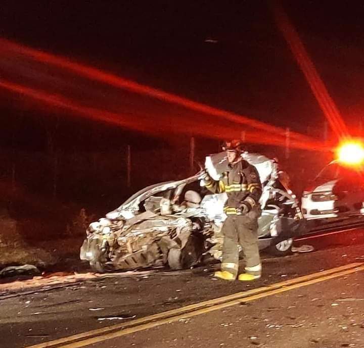 Mulher morre, e 5 pessoas ficam feridas em batida entre carro e ônibus