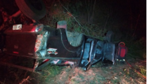 Condutor perde o controle de direção e capota caminhonete na vicinal de acesso ao Salto Botelho em Lucélia