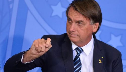 Bolsonaro edita decreto que obriga postos a exibir preço dos combustíveis antes e depois de teto para ICMS