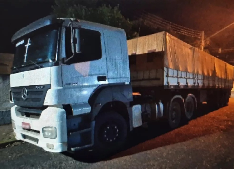 Homem é preso em flagrante por transportar caminhão roubado na Rodovia Raposo Tavares, em Presidente Venceslau