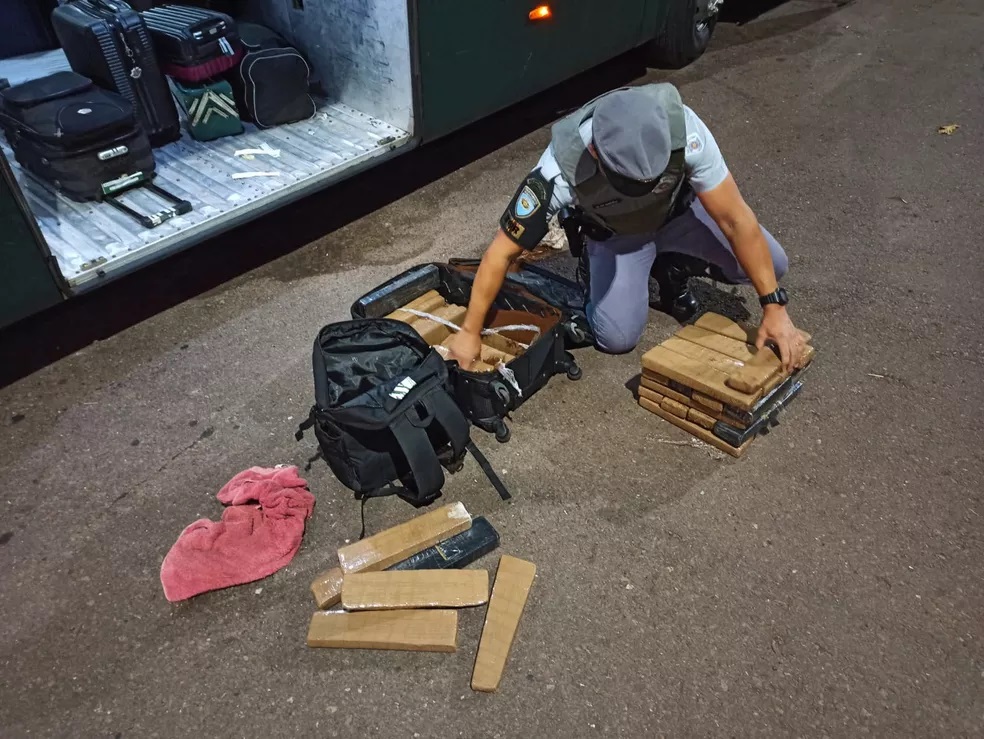 Quase 44kg de maconha são apreendidos durante fiscalização policial na SP-270, em Presidente Venceslau