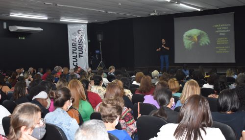 Funcionários da Secretaria de Educação de Adamantina participam de treinamento sobre inteligência emocional e financeira