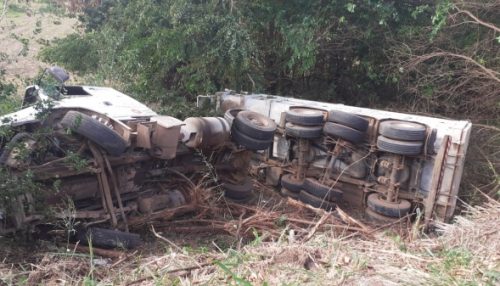 Após choque contra defensa, carreta cai em ribanceira na SP-294 em Inúbia Paulista