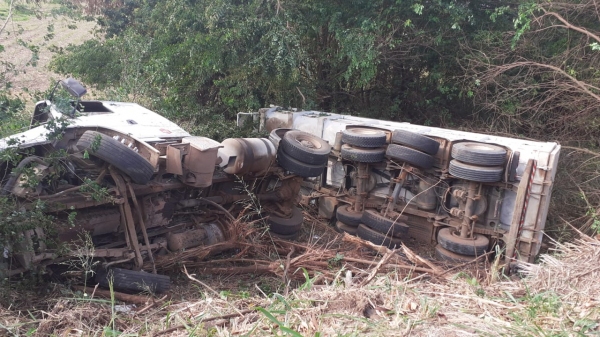 Após choque contra defensa, carreta cai em ribanceira na SP-294 em Inúbia Paulista