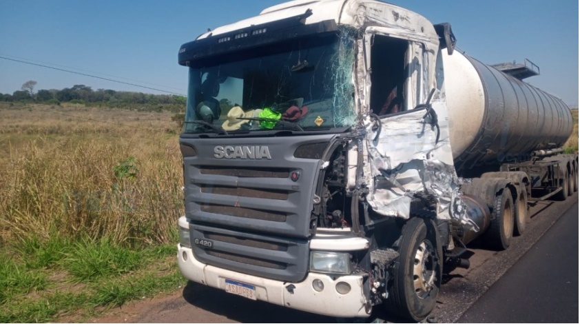 Duas pessoas ficam feridas em acidente envolvendo três caminhões