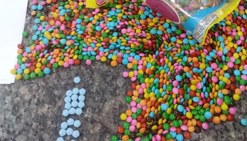 Mulher envia a irmão preso estimulantes sexuais misturados a pastilhas confeitadas e agentes interceptam comprimidos