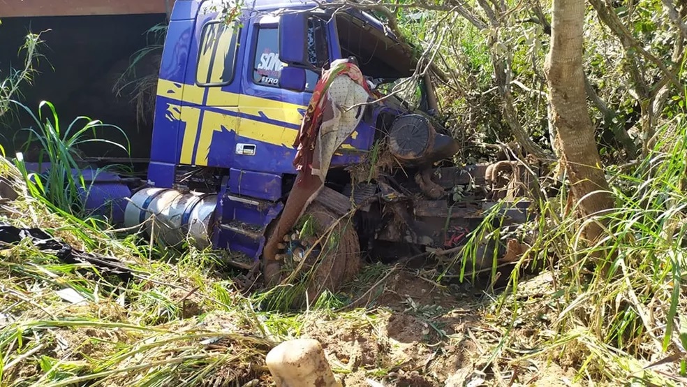 Caminhão cai em ribanceira e motorista fica ferido, em Ouro Verde