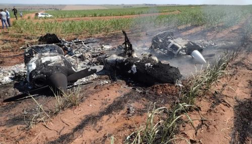 Em fuga de caça da FAB, ocupantes abandonam avião usado no transporte de droga e incendeiam aeronave em canavial em Mirante do Paranapanema