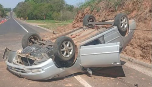 Capotamento deixa duas pessoas feridas na SP-294 em Lucélia