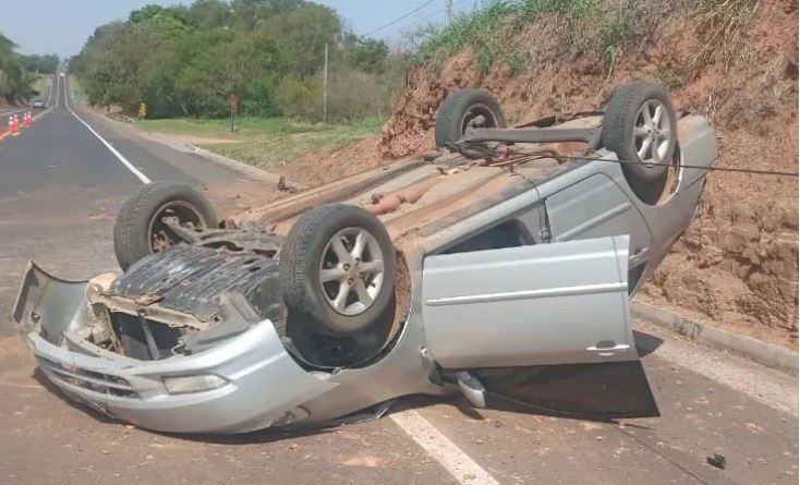 Capotamento deixa duas pessoas feridas na SP-294 em Lucélia