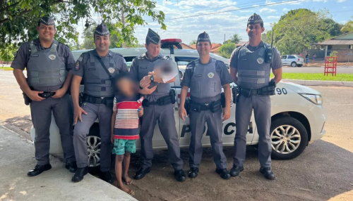 Policiais militares resgatam crianças de carro parcialmente submerso no Rio Paraná, em Paulicéia