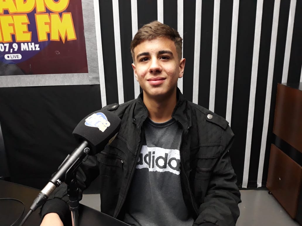 Trajetória de jovem escritor adamantinense é destaque no Jornal do Meio-Dia, da Life FM.