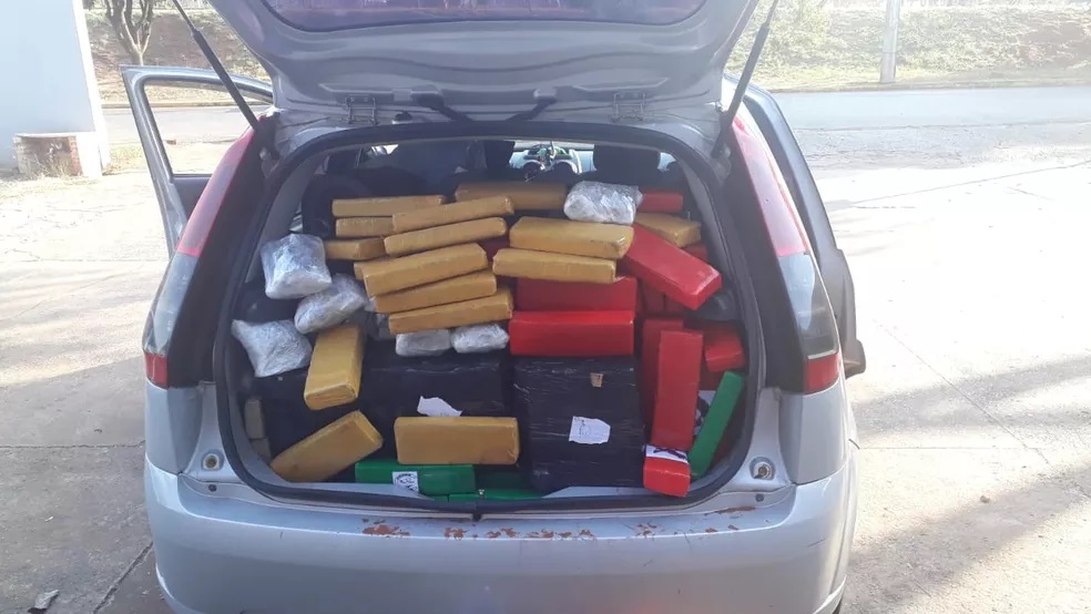 Maconha e skank são apreendidos durante fiscalização policial no Centro, em Teodoro Sampaio