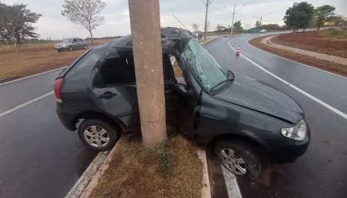 Carro bate contra poste em acesso da Rodovia General Euclides de Oliveira Figueiredo, em Teodoro Sampaio