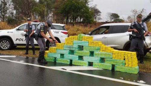 Para escapar de abordagem policial, motorista abandona carro lotado de maconha e foge a pé por dentro de canavial em Martinópolis