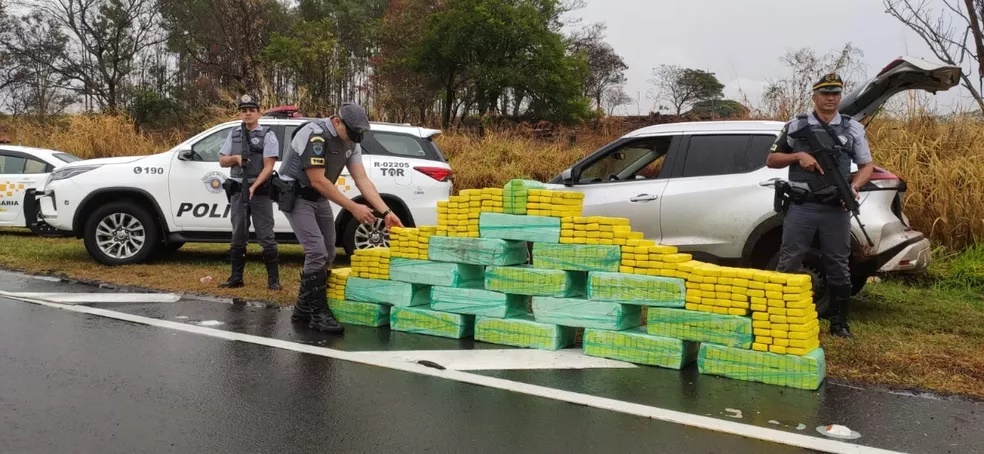 Para escapar de abordagem policial, motorista abandona carro lotado de maconha e foge a pé por dentro de canavial em Martinópolis