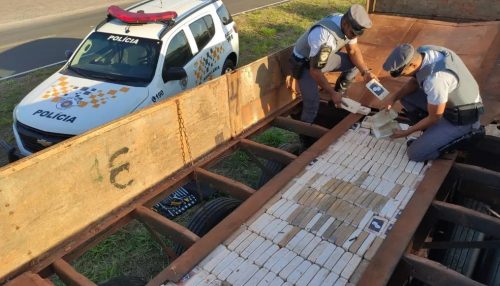 Fiscalização policial encontra fundo falso em carreta e apreende 255kg de pasta base de cocaína